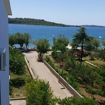 Modern Beachfront Near Sibenik Apartamento