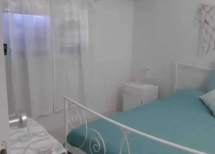 Modern Beachfront Near Sibenik Apartamento